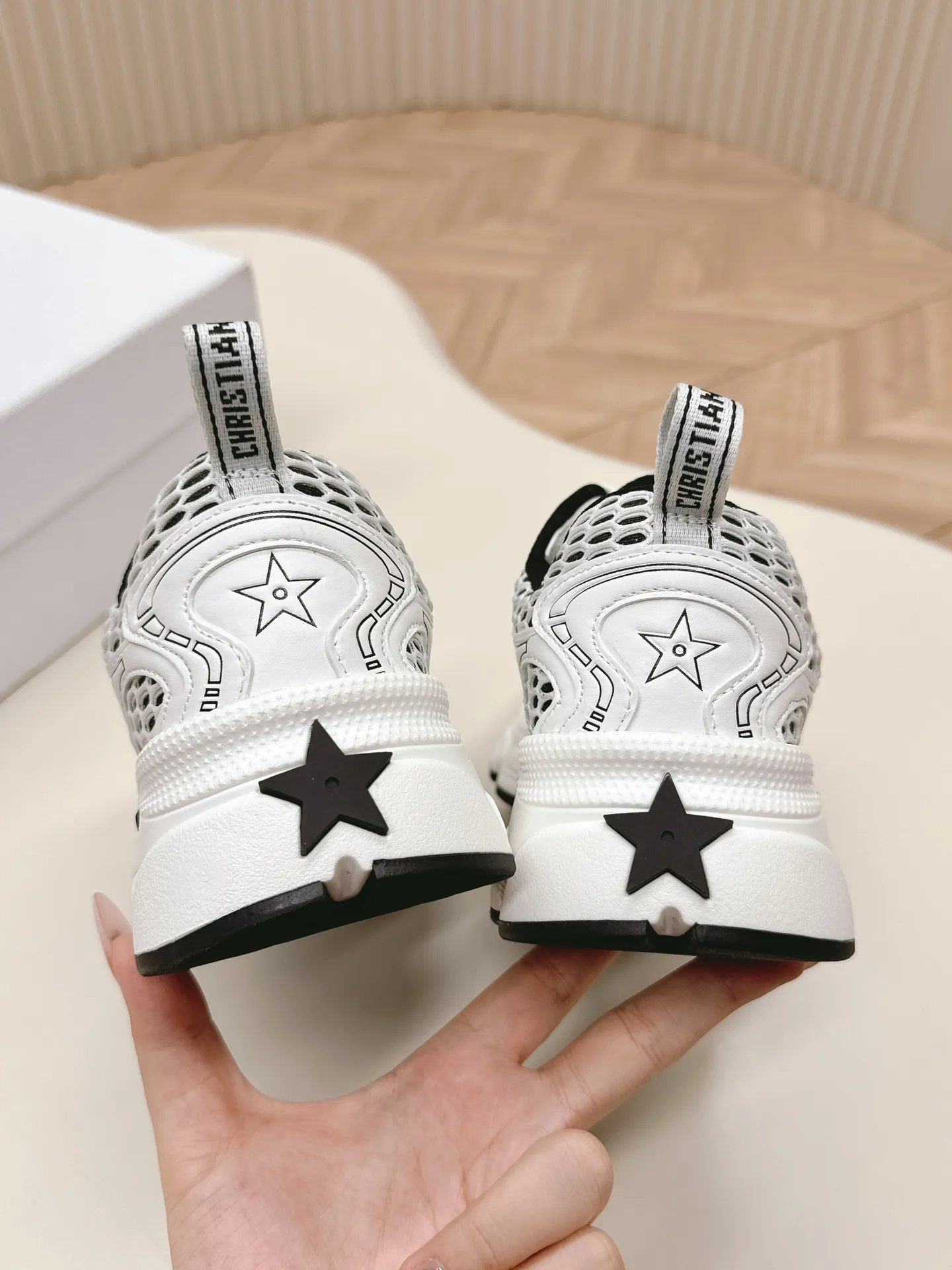 👟👟Ex-factory price 620👟👟 Hot item, star model 2024 main hot item, the newly released Dior Chrono new casual sports shoes, running shoes, dad shoes are really cool, full of futuristic feeling! Really cool! Once again interpreting Dior's concept of cool fashion, the lucky star will bless you with good luck. The new EVA sole is super light and super soft! A perfect replica of the original! Fully matched material and mold! ! 35-40